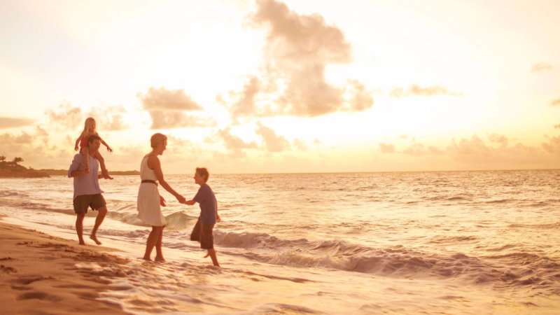 Счастливая семья на берегу моря