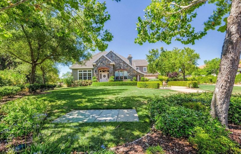 Красивый загородный дом с садом