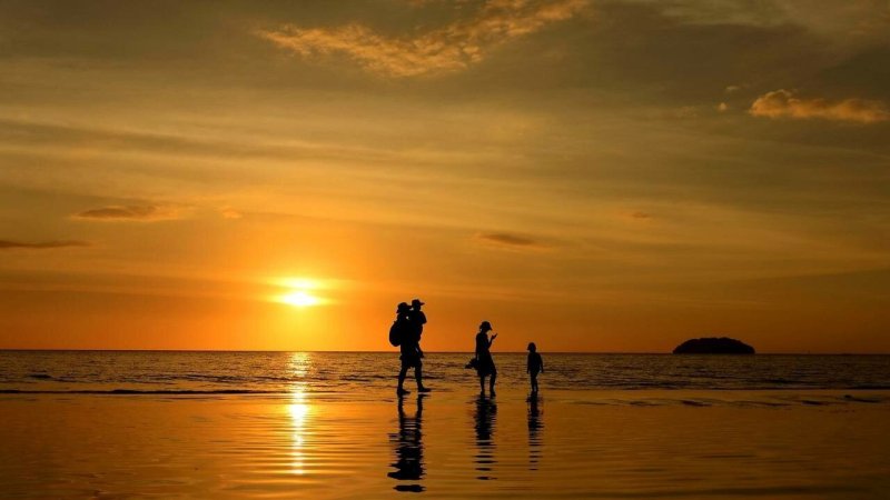 Семья на закате