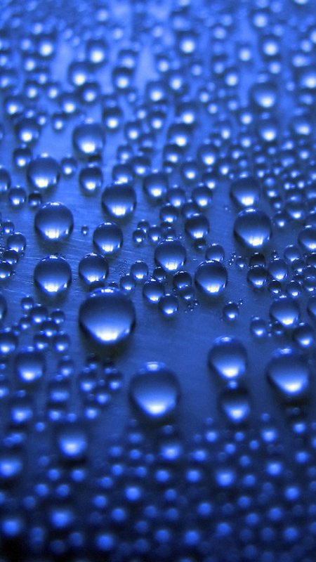 Капли на синем фоне