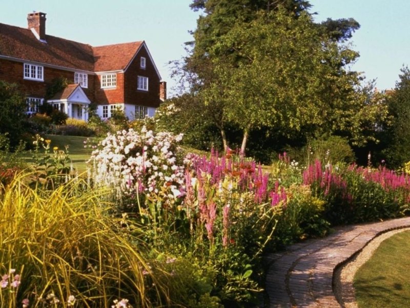 Красивый домик с садом