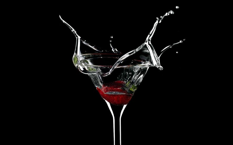 Алкогольные кактейли на чёрном фоне