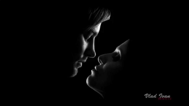 Мужчина и женщина в темноте