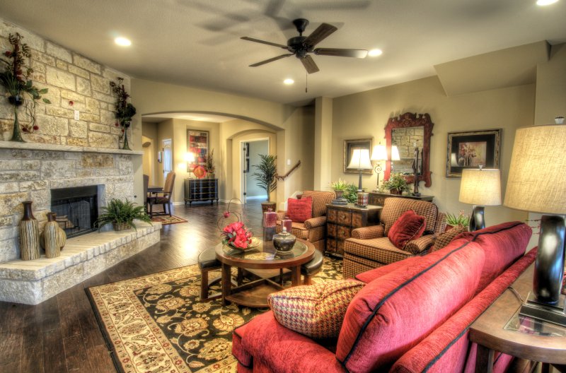 Камины в интерьере гостиной