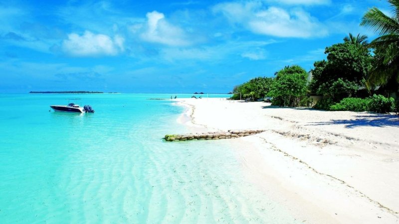 Белоснежный пляж