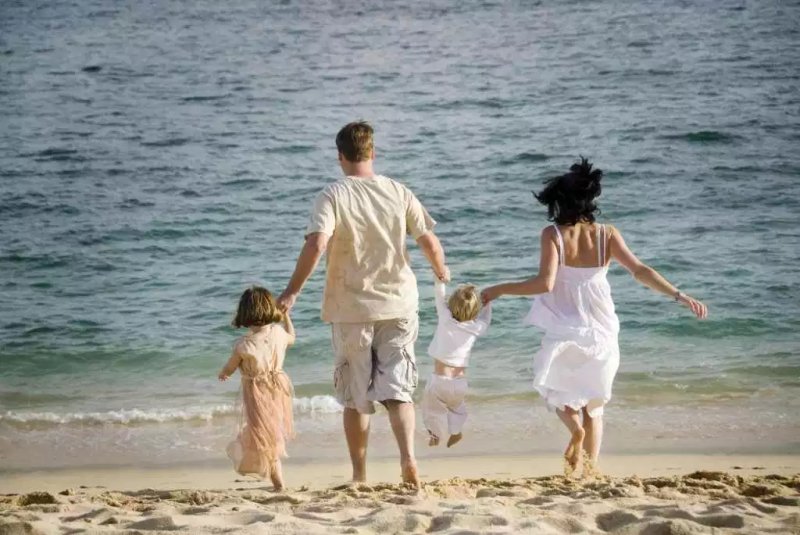 Семья со счастливым ребёнком