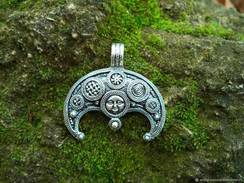 Славянский оберег Лунница