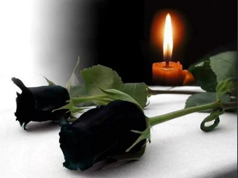 Траурные свечи и цветы