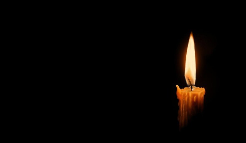 Траур свеча на черном фоне