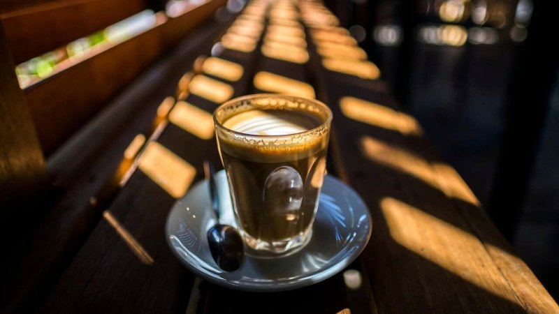 Столик в кофейне