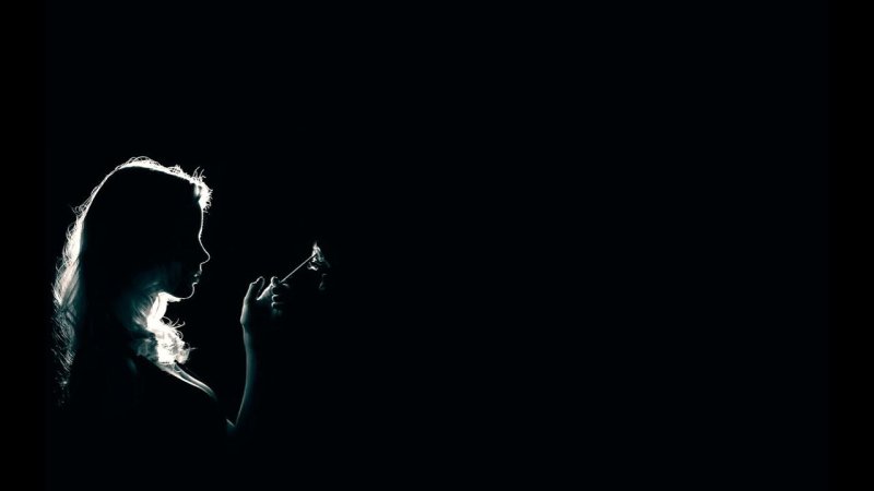 Силуэт девушки на черном фоне