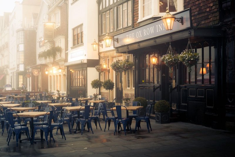 Красивое уличное кафе