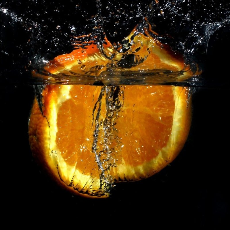 Апельсины на темном фоне