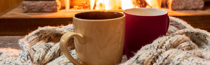 Чашка кофе у камина