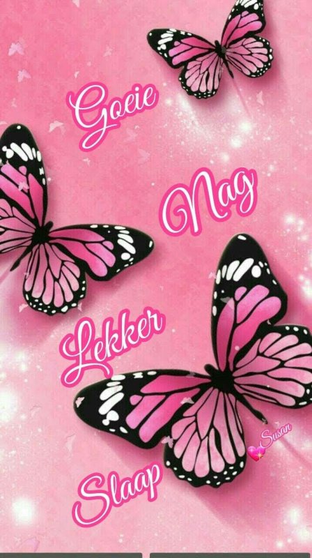 Розовый фон с бабочками