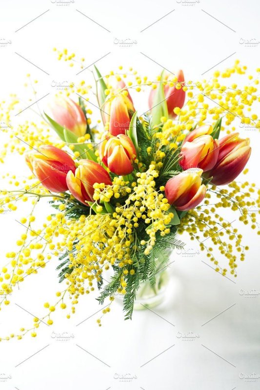 Весенний букет с мимозой и тюльпанами