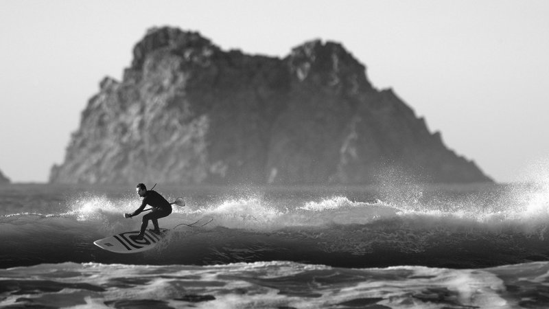 Серфер на волне