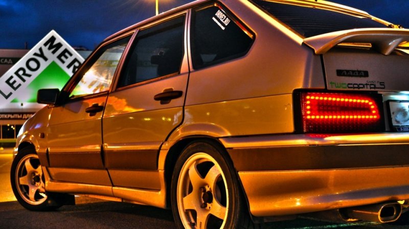 ВАЗ 2114 тюнинговая Золотая
