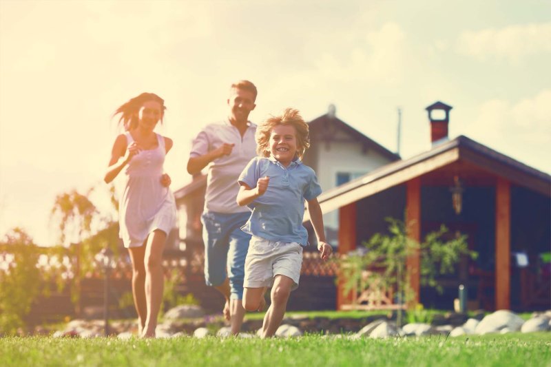 Семья в загородном доме