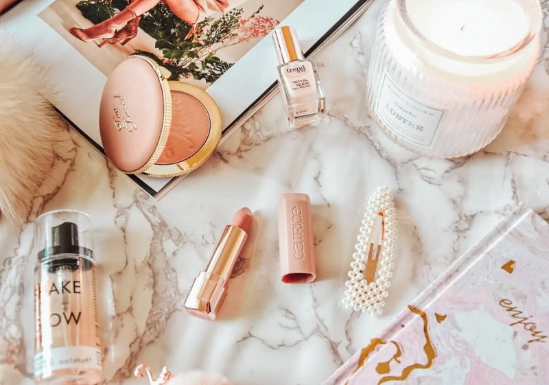 Нюдовые оттенки в косметики