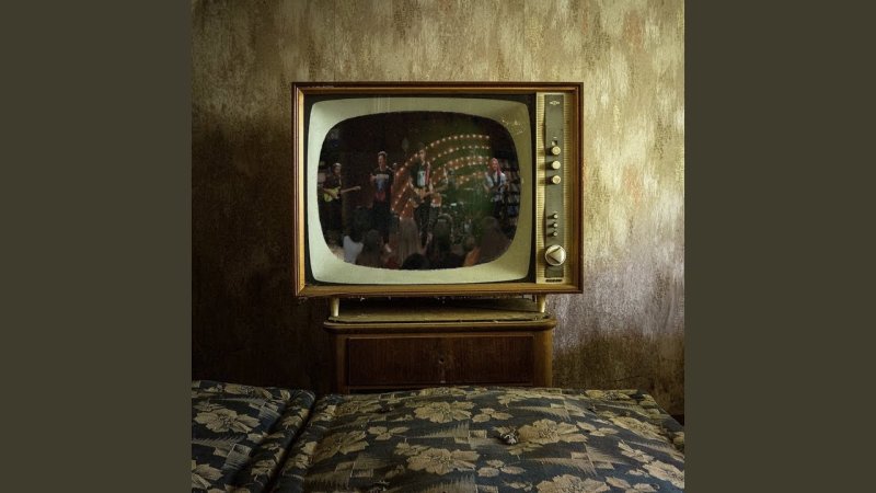 Старый телевизор в комнате
