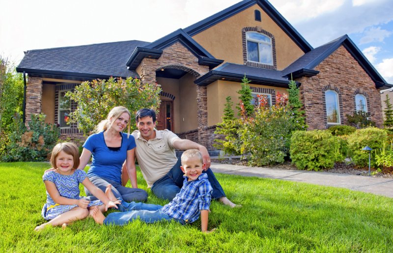 Семья в красивом доме