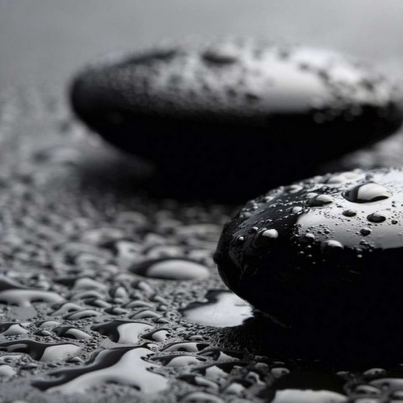 Черно белый камень
