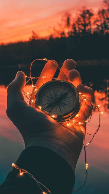 Красивый закат с рукой