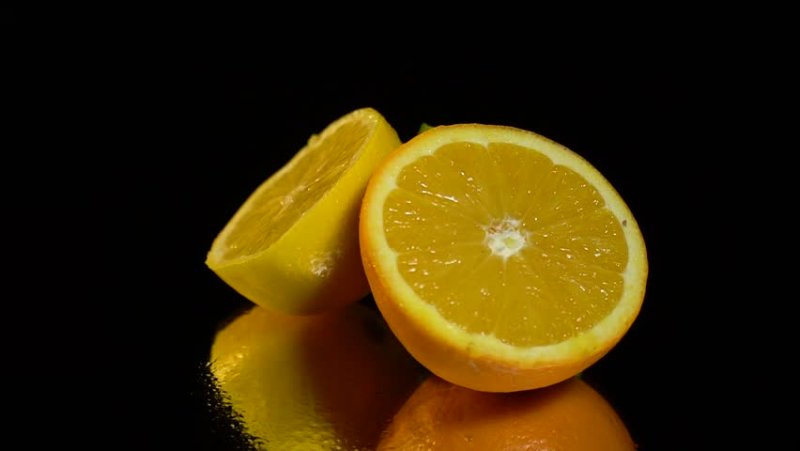 Лимон на черном фоне