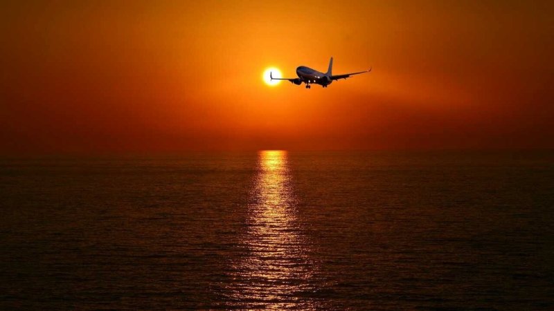 Самолет на фоне заката