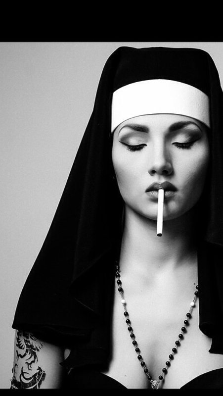 Монахиня с крестом