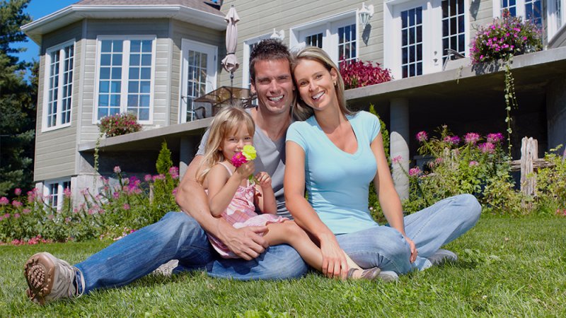 Семья на фоне загородного дома