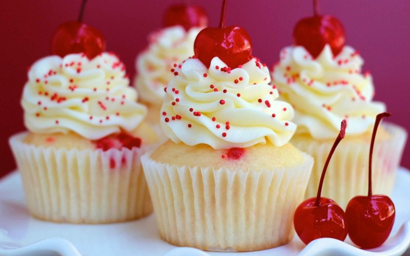 Пирожное с вишней