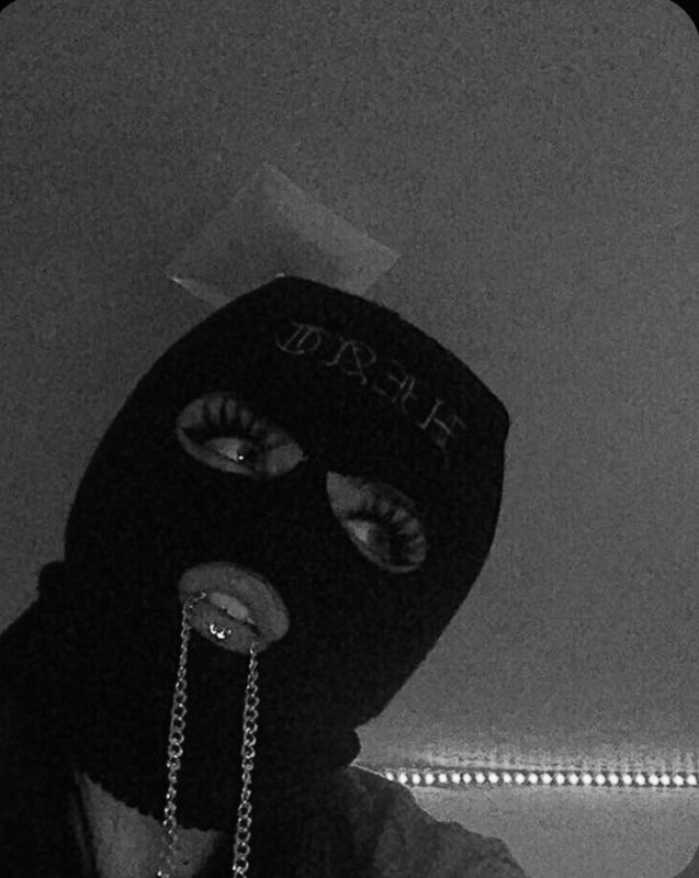 Девушка в Балаклаве