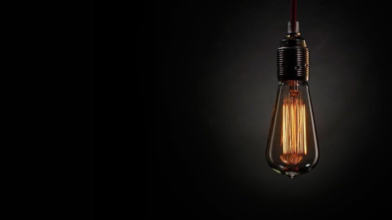 Лампа на черном фоне