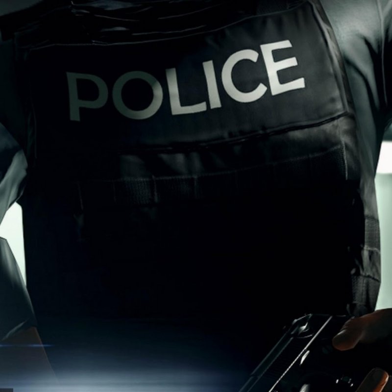 Полицейский на черном фоне