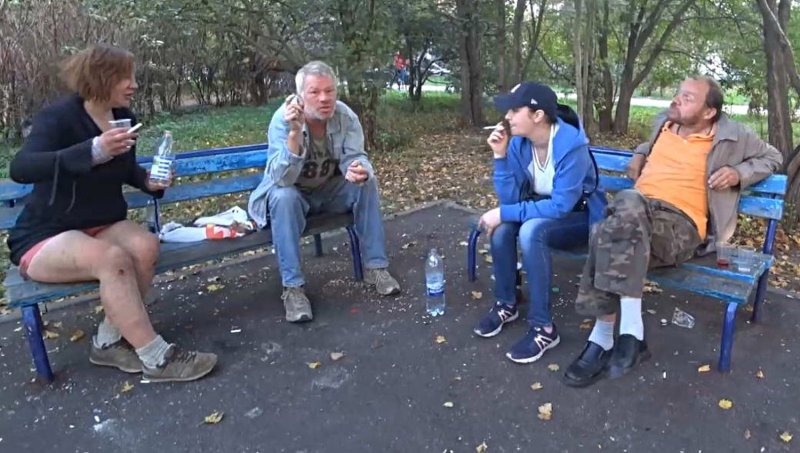 Бомжи бухают на скамейке