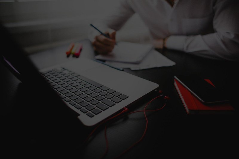 Рабочий стол с ноутбуком