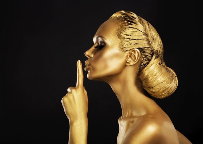 Девушка в золотой краске
