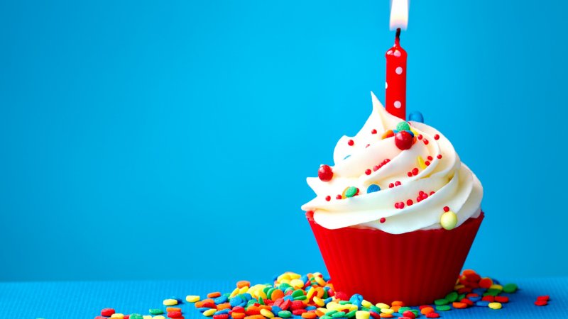 Пирожное со свечкой