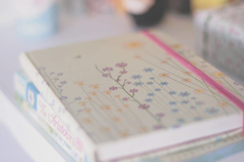 Дневник на столе