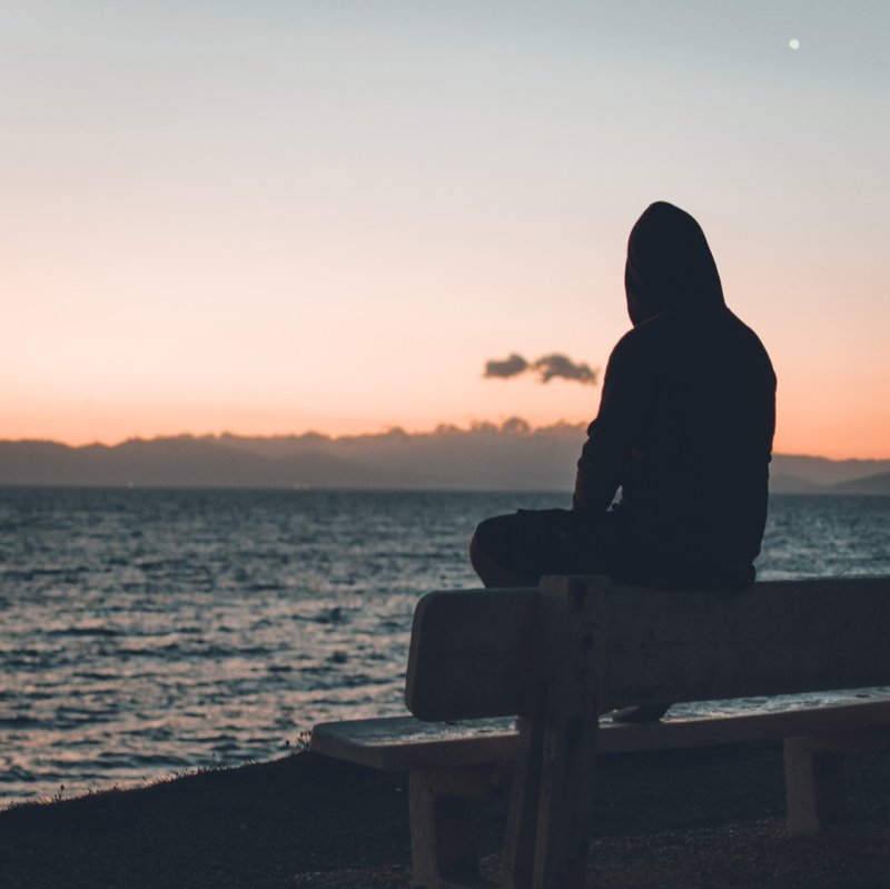 Одинокий в капюшоне