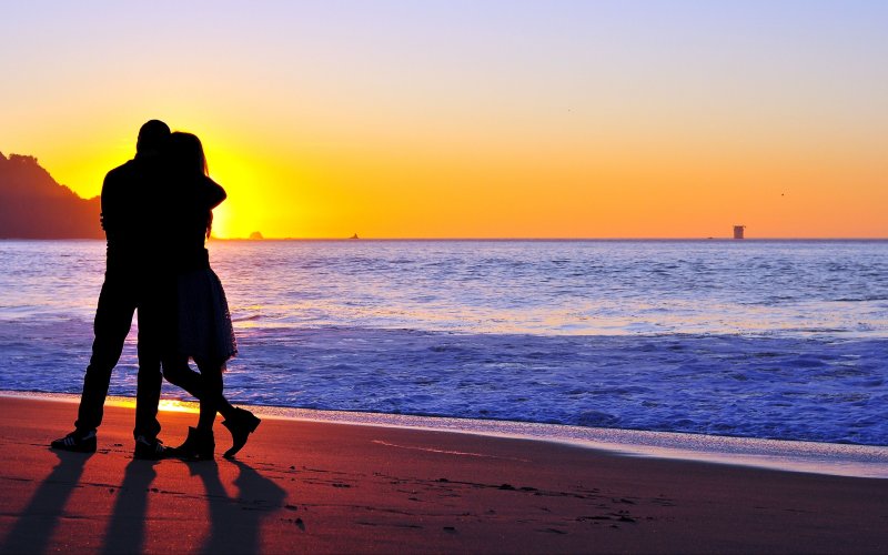 Двое влюбленных на закате