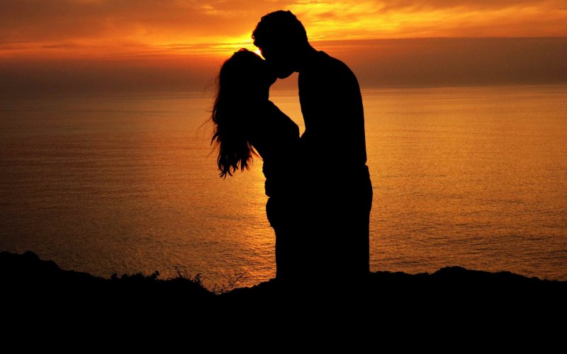 Парень и девушка на закате