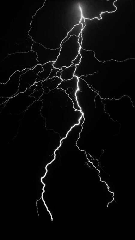 Гроза на черном фоне