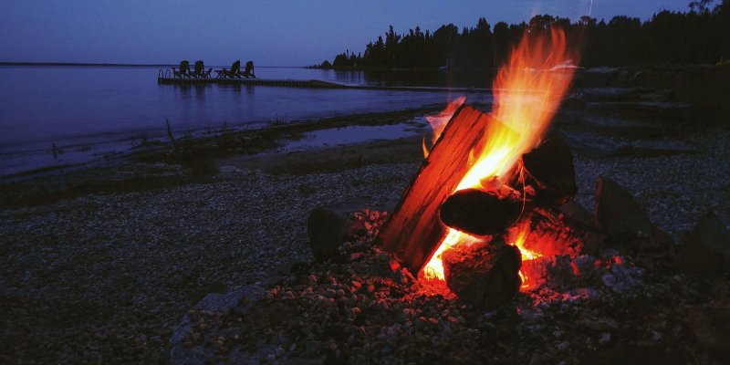 Костер у реки