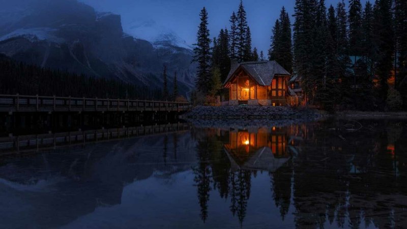 Домик в лесу ночью