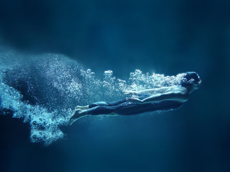 Человек плывет под водой