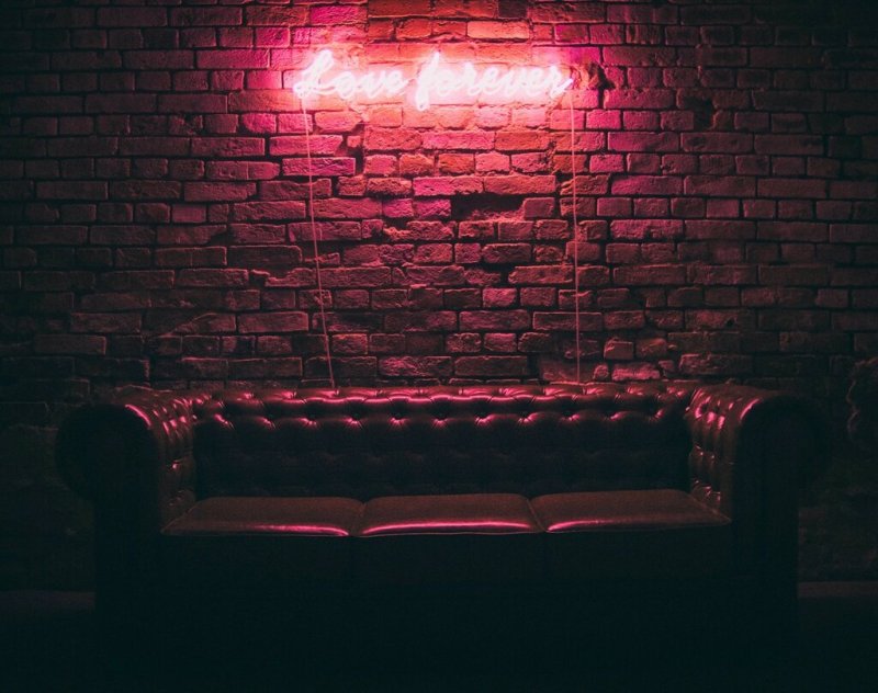 Подсветка кирпичной стены в интерьере