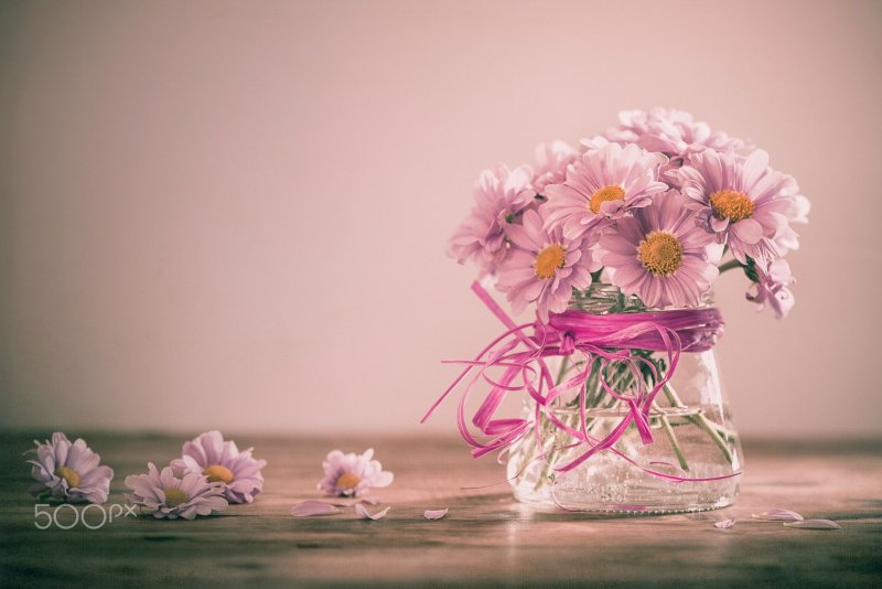 Ваза с цветами на столе